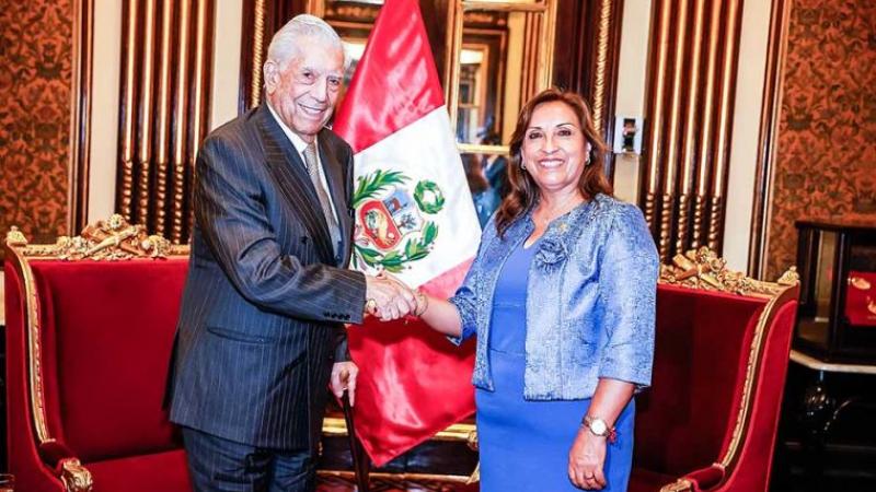 Mario Vargas Llosa y Dina Boluarte Mario Vargas Llosa y Dina Boluarte