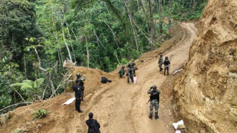 FF.AA. junto a la PNP destruyen draga de mineros ilegales en la frontera con Ecuador FF.AA. junto a la PNP destruyen draga de mineros ilegales en la frontera con Ecuador