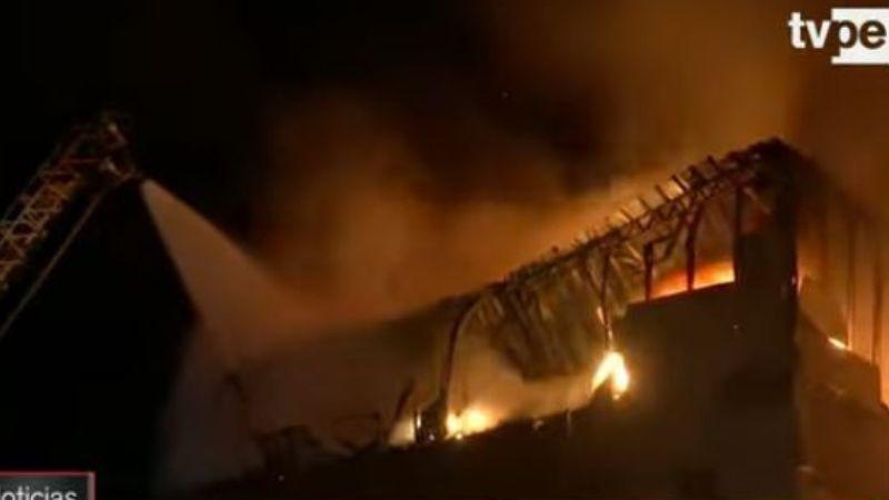 Bomberos prevén extinguir incendio en Cercado de Lima y retirarse el domingo