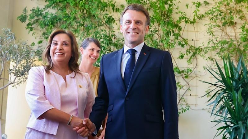 dina boluarte francia Macron