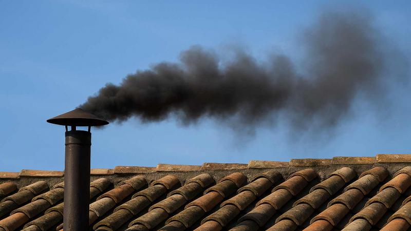 Humo negro en la tercera votación del Vaticano