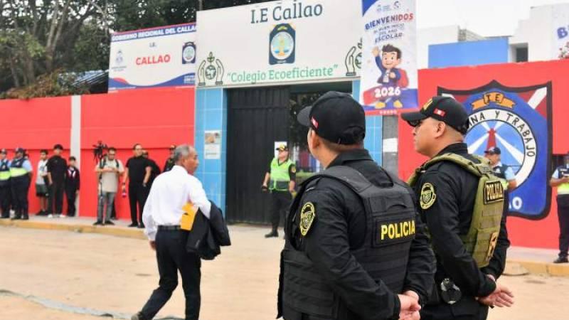 Policías colegios