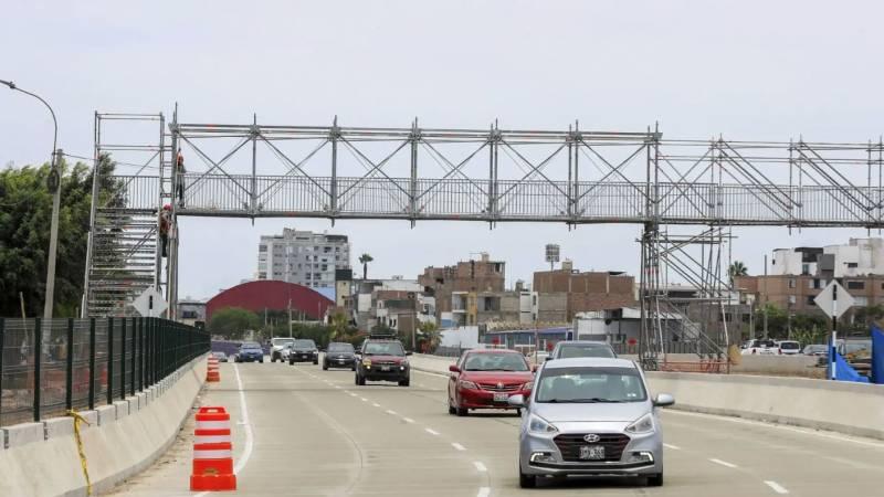 Primer puente peatonal provisional 